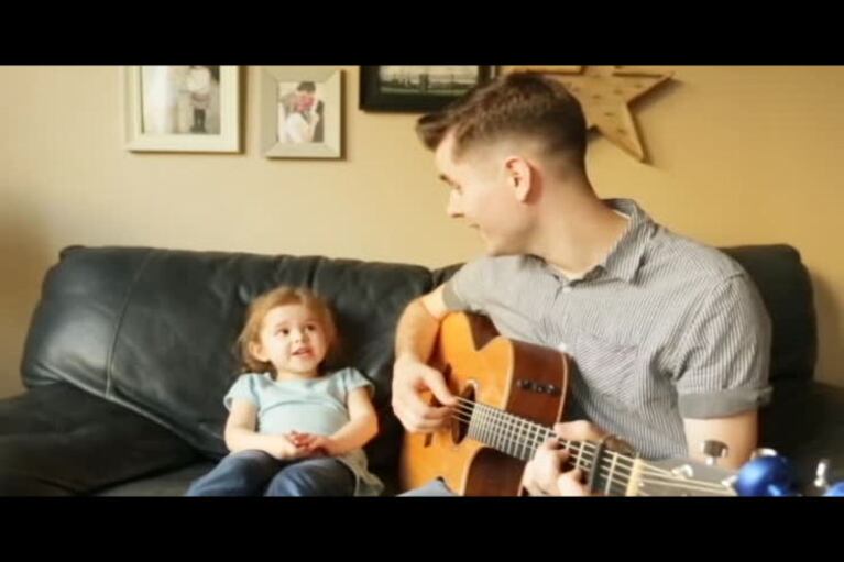 La dulce nena que la rompe cantando con su papá