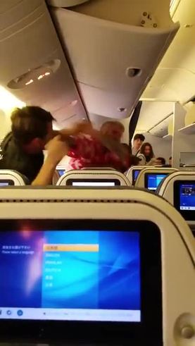 La pelea de dos pasajeros en un avión de All Nippon Airways