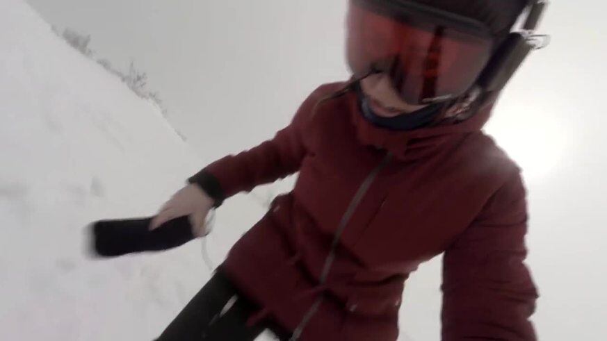 Un oso intentó atacar a una snowboarder en Japón