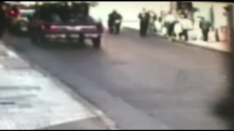 Filman el arrebato de un motochoro en calle Caseros