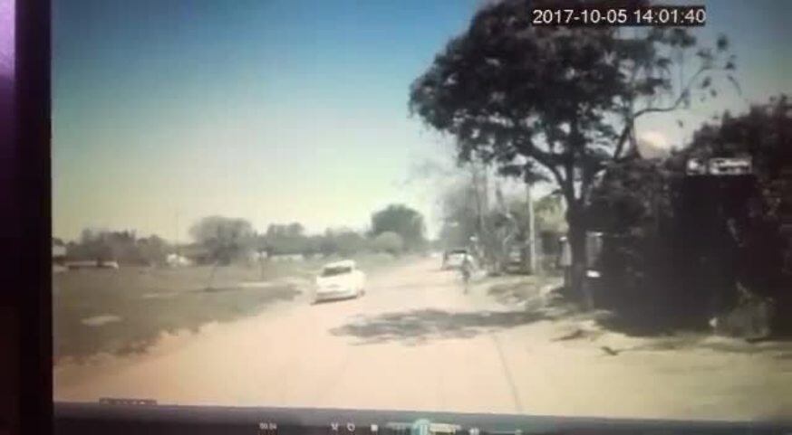 Tremendo choque entre un auto y una moto