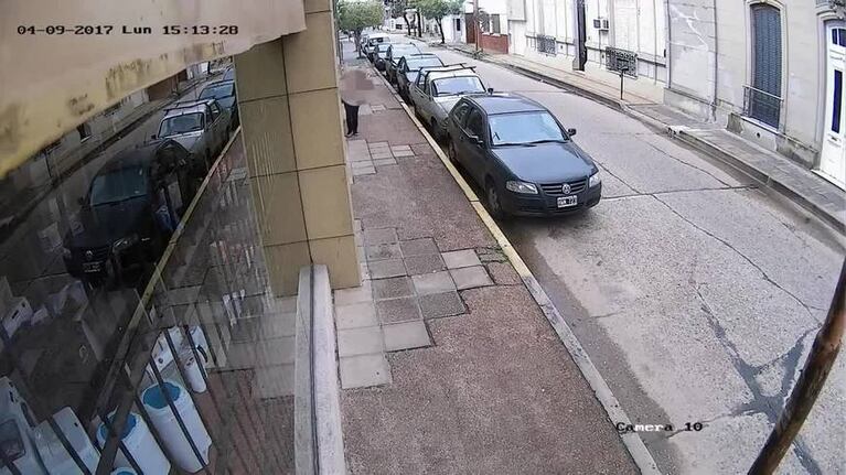 Una mujer y una niña arrebataron un celular en la calle