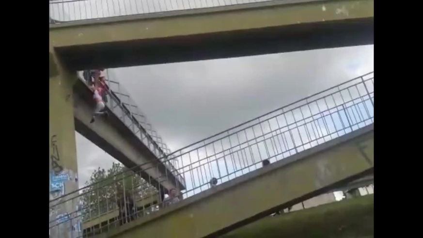 Rescataron a una mujer que quiso tirarse de un puente