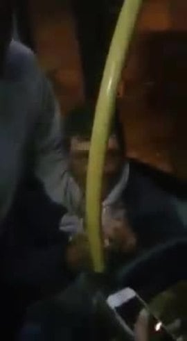 Se masturbó en un colectivo y lo escracharon