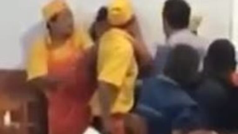 Un empleado golpeó a una mujer