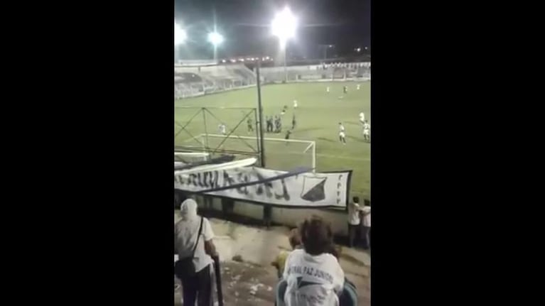 El arquero de Juniors metió un gol de tiro libre