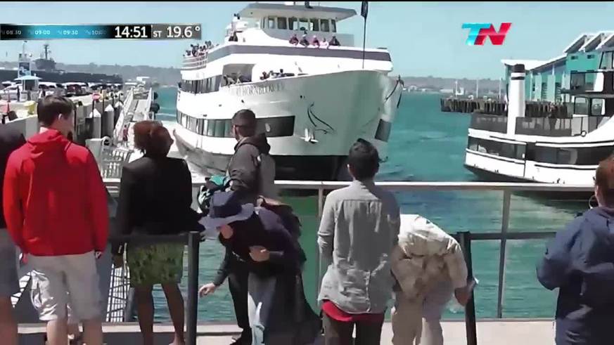 Espectacular choque de un crucero contra un muelle en San Diego