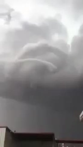 La extraña forma de un tornado en México