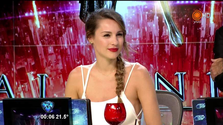 Pampita se fue del estudio y rompió una cámara