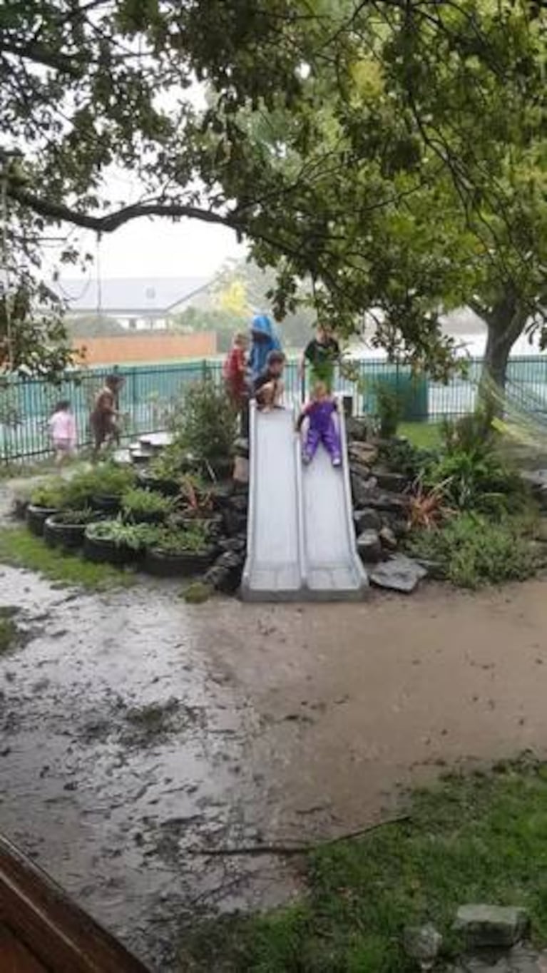 Se divirtieron jugando en un tobogán bajo la lluvia