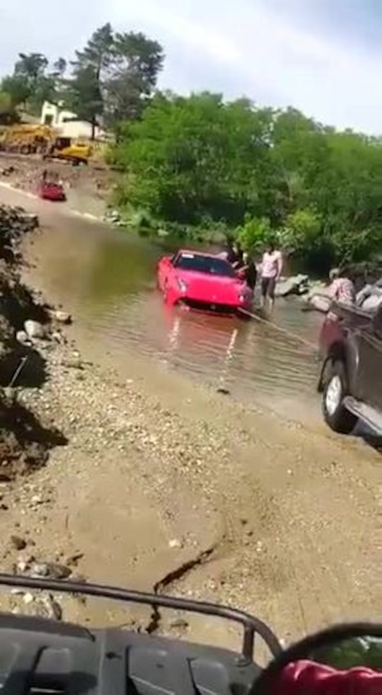 Una Ferrari se quedó en un vado en las sierras