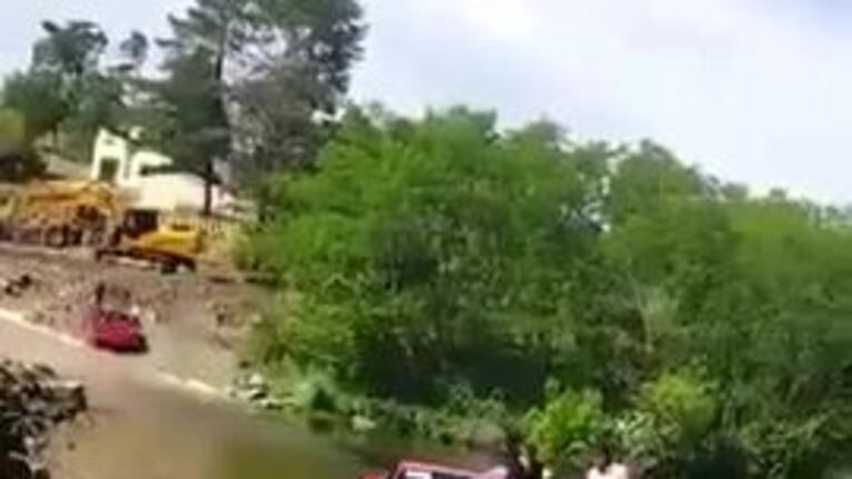 Una Ferrari se quedó en un vado en las sierras