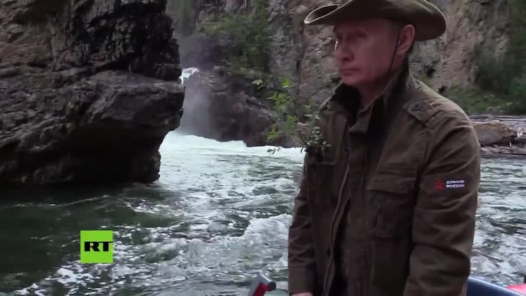Putin a torso desnudo y pescando