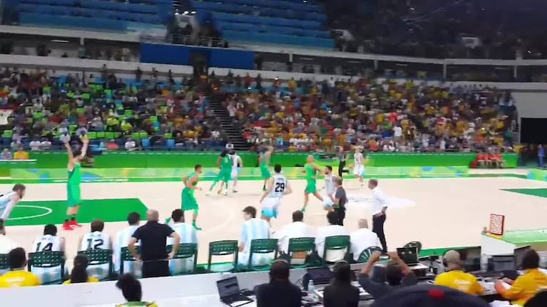 El triple del Chapu Nocioni, desde la tribuna