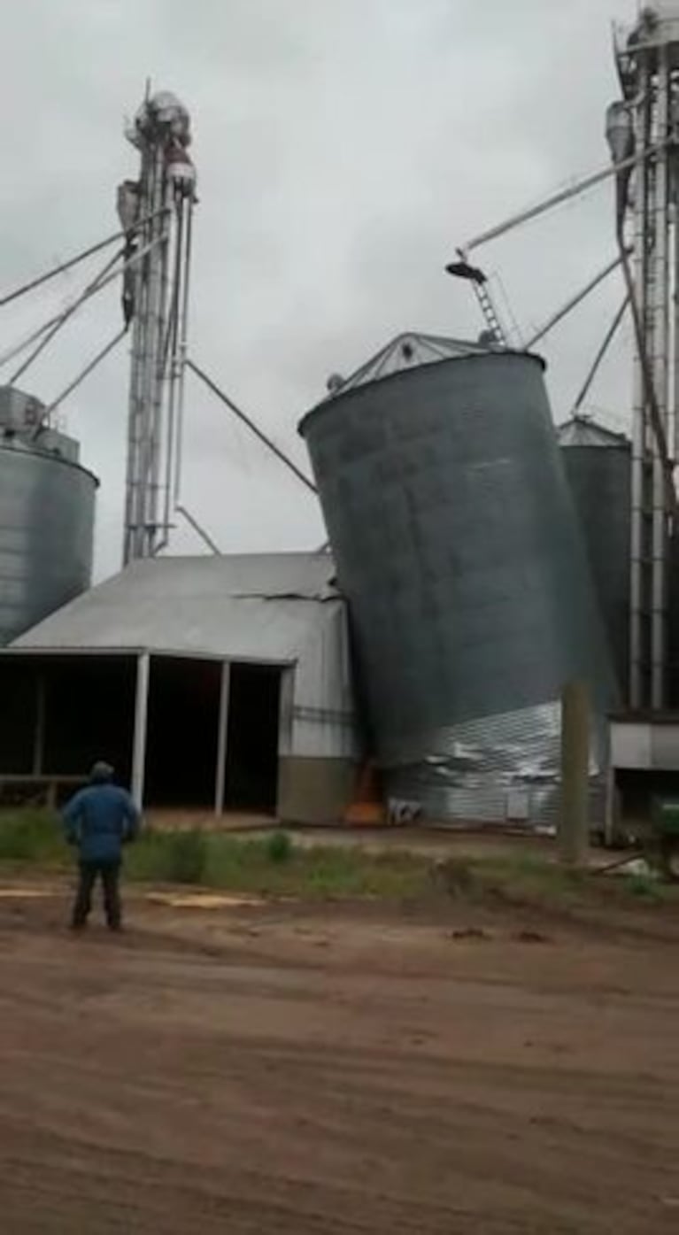 Por las lluvias, se derrumbó un silo