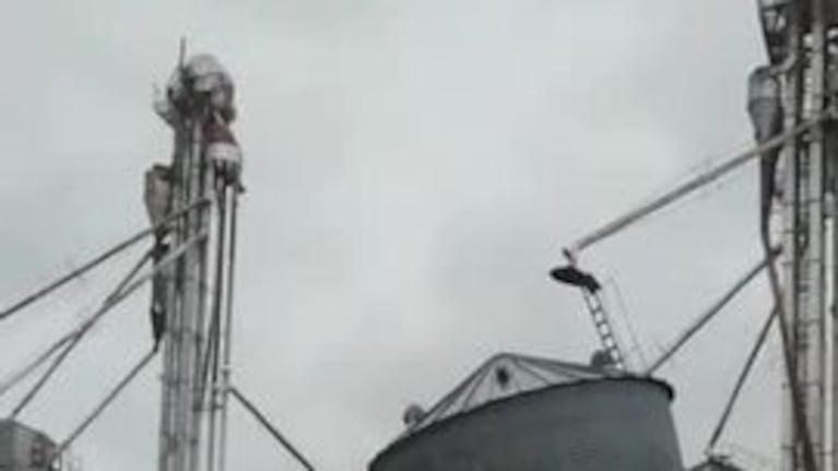 Por las lluvias, se derrumbó un silo