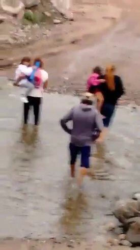 Río Ceballos: cruzan el río a pie para ir a la escuela
