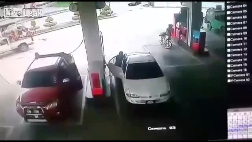 Un auto se quemó en una estación de servicio