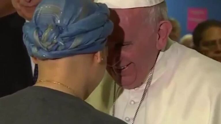 Una chica con cáncer cantó para Francisco