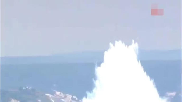 La increíble explosión de una bomba en una bahía
