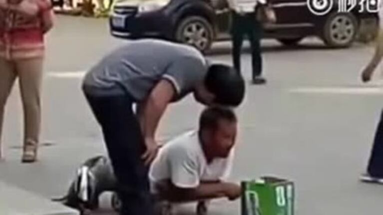 Descubrieron a un falso minusválido que pedía limosna