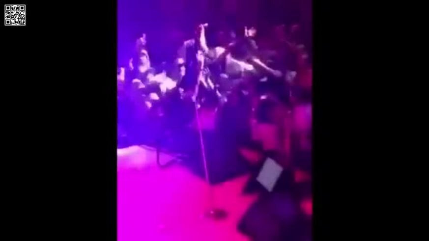 Casi desnudan a Thalía en un show