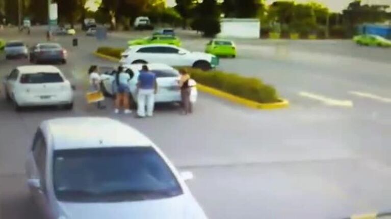 Robo registrado en el estacionamiento del Dinosaurio
