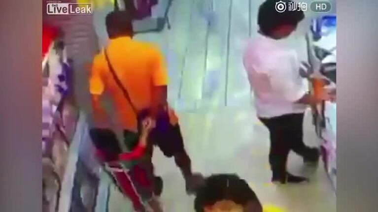Se cayó arriba del hijo y lo mató