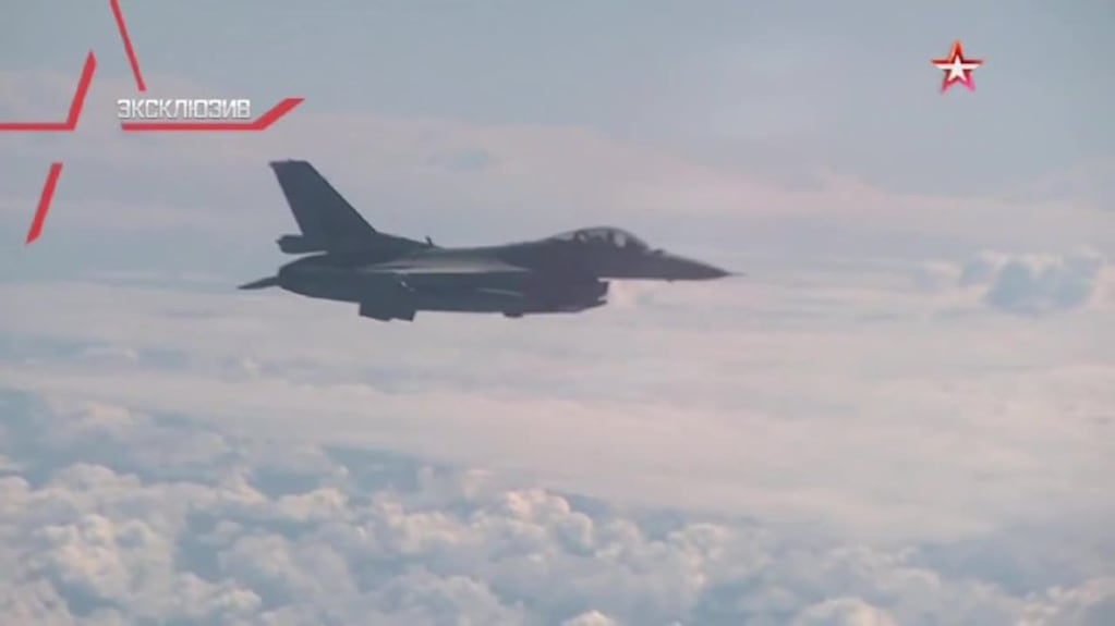 Un avión caza ruso se acercó a otro de la OTAN