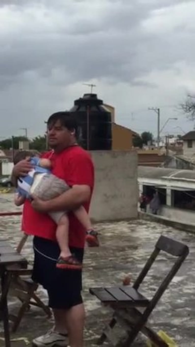 Un locutor relató con su hijo dormido en brazos