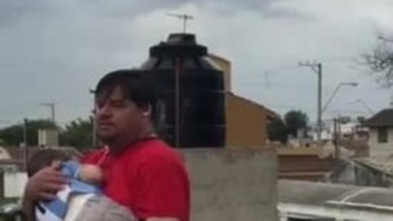 Un locutor relató con su hijo dormido en brazos
