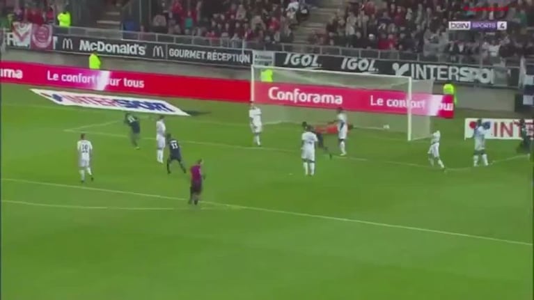 Momento en que cae la tribuna del Lille