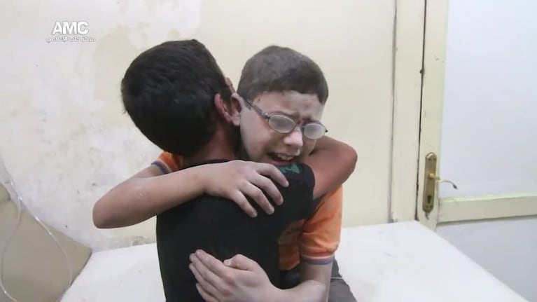 El abrazo consolador entre dos hermanos de Alepo