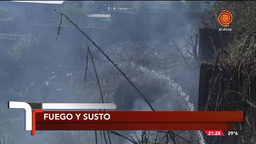 Un incendio en un baldío afectó a varias casas