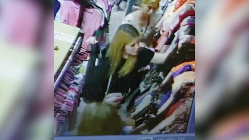 Mujeres roban en un local de ropa de la peatonal