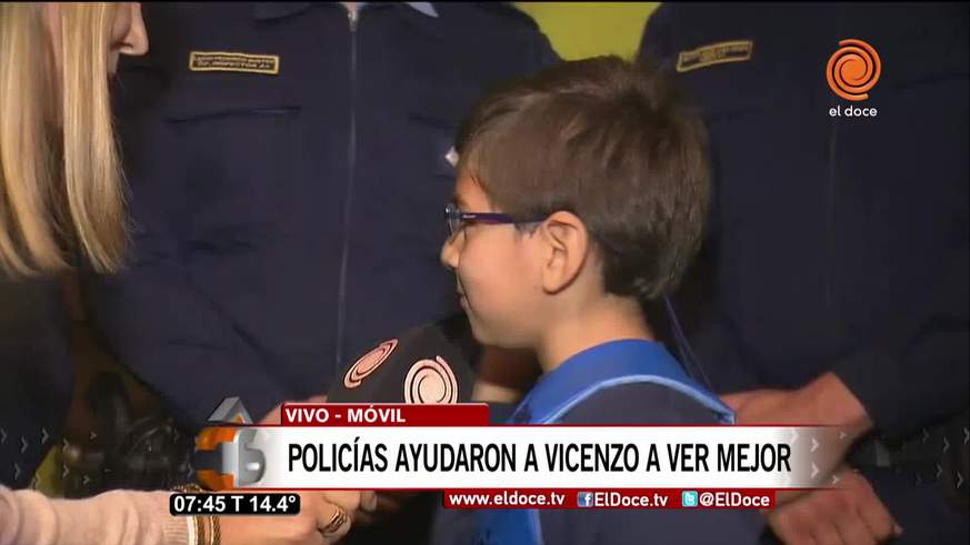 Policías le regalaron lentes a Vicenzo para que vuelva a la escuela