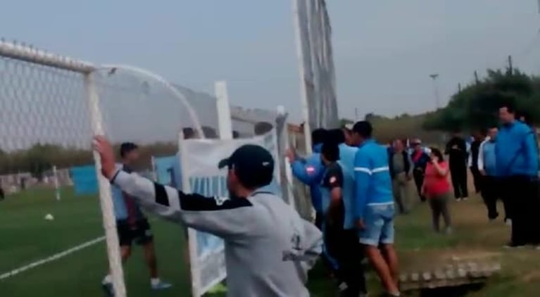 El plantel de Belgrano fue agredido por los barras