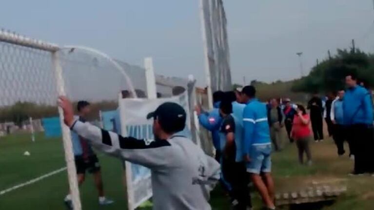 El plantel de Belgrano fue agredido por los barras