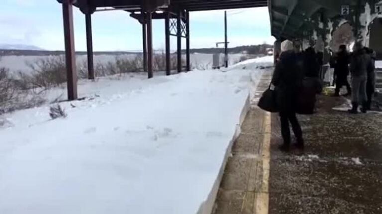 Un tren tapó de nieve a los pasajeros