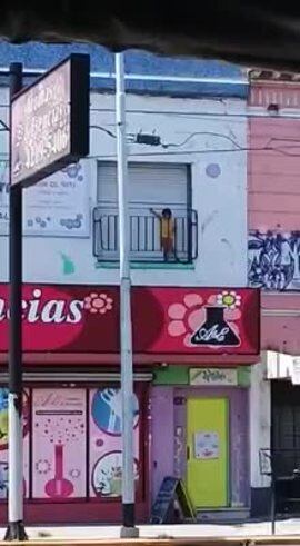 Dejaron  un nene encerrado en un balcón