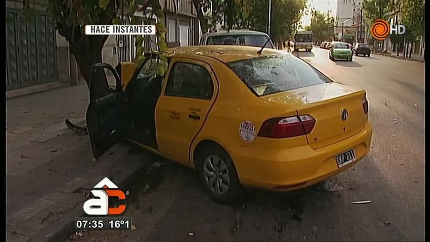 Taxi chocó a camioneta y árbol en San Vicente