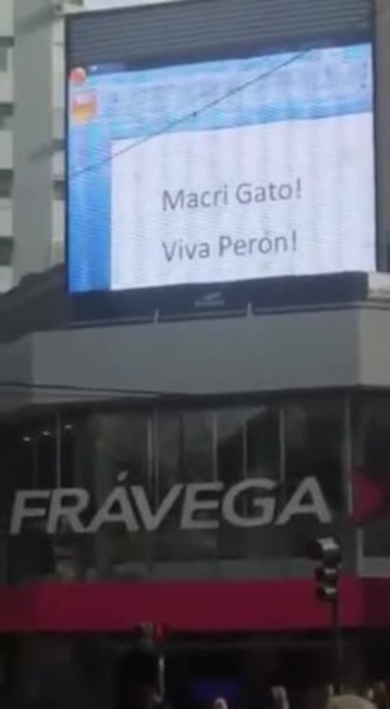 “Macri gato” escribieron en una pantalla de publicidad