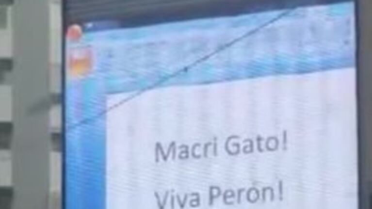 “Macri gato” escribieron en una pantalla de publicidad