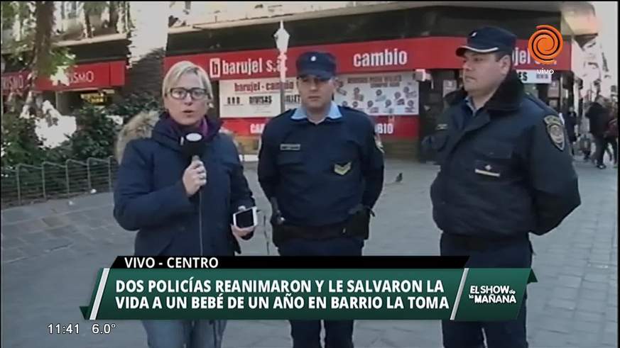 Policías reaniman a un niño