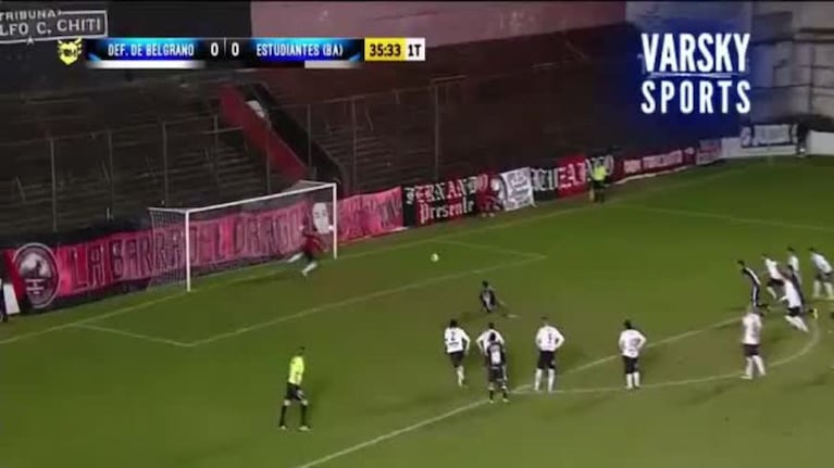 A lo Palermo: hizo un gol de penal con las dos piernas