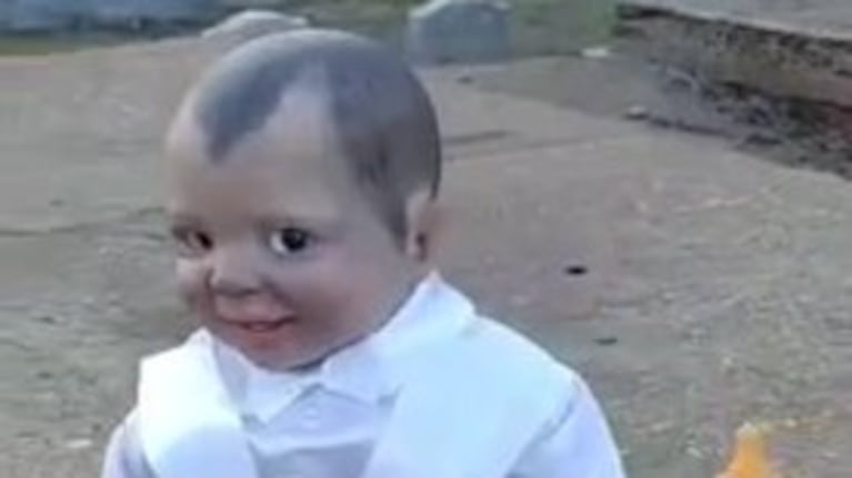 La mirada perturbadora del muñeco vampiro