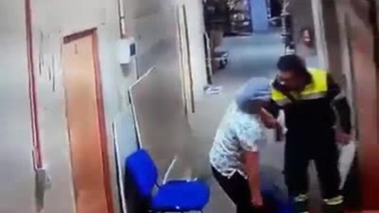 Amenazó y empujó a su pareja embarazada