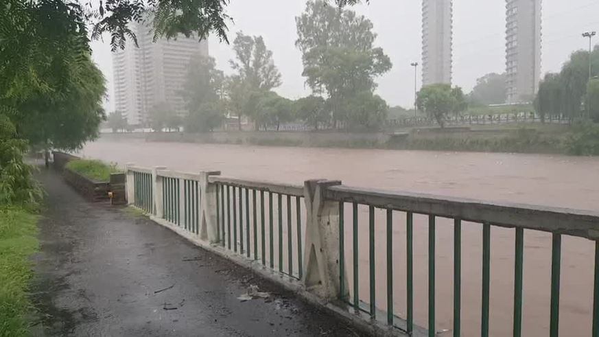 La creciente en el río Suquía después de la lluvia torrencial 