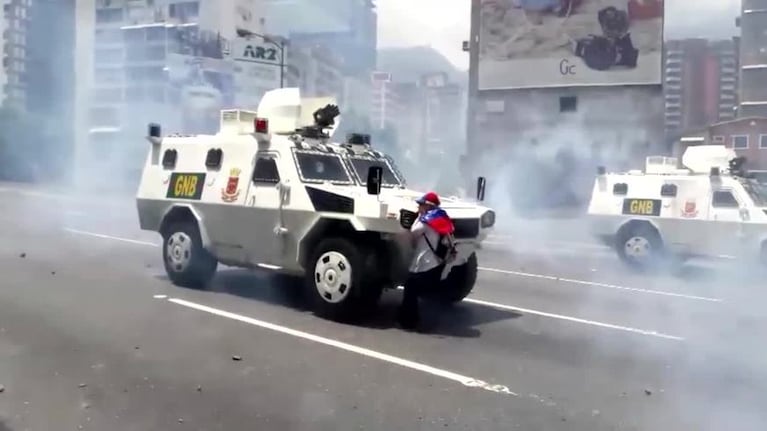 Una mujer enfrentó a un tanque en Venezuela