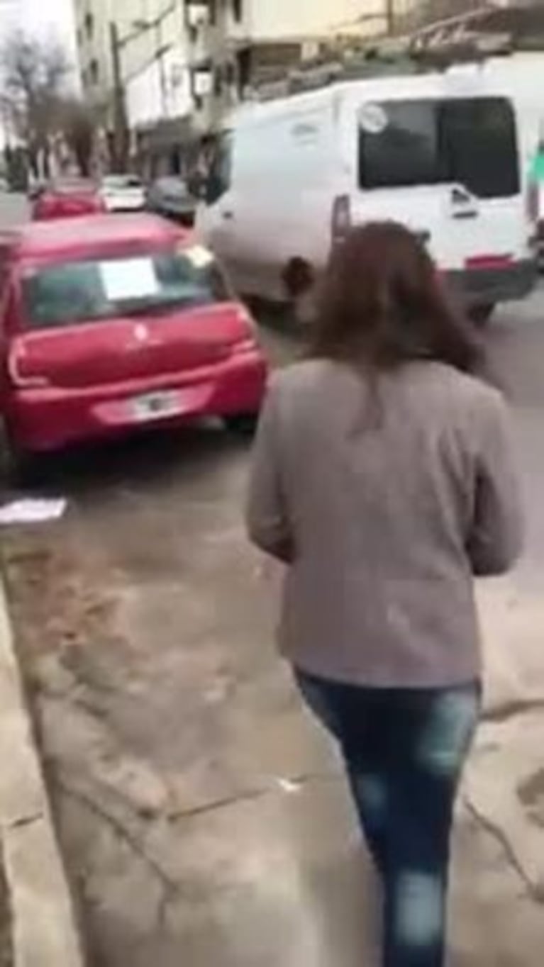Escrachó a la mujer que estacionó frente a su garage